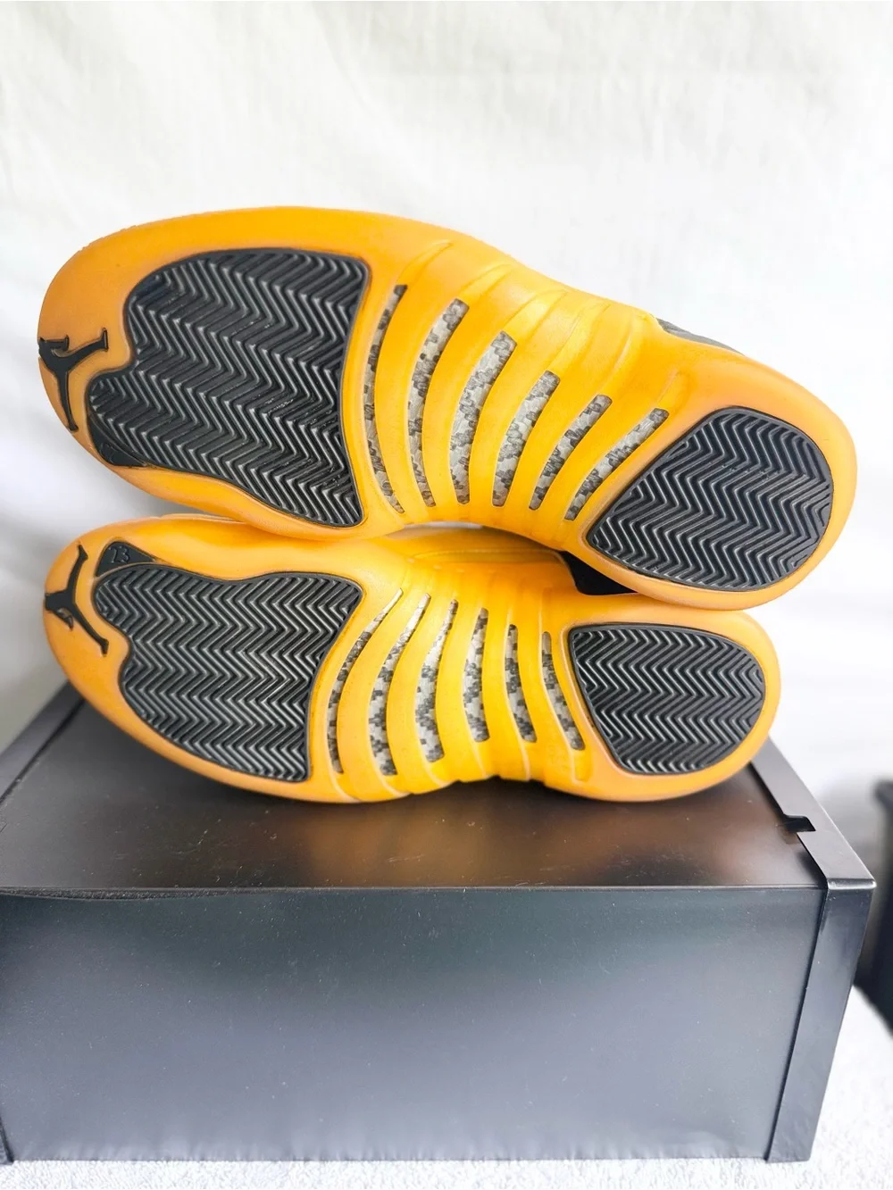 AUTHENTIC Jordan 12 Retro Black University Gold size 9 130690-070 2020 PRE-OWNED
